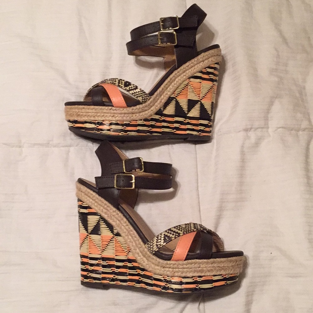 Soda tribal print wedges